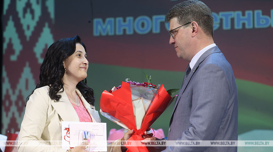 Председатель Мингорисполкома Владимир Кухарев вручает орден Матери Екатерине Кохно