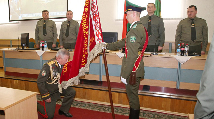 Анатолий Лаппо во время ритуала прощания с Боевым Знаменем. Фото ГПК