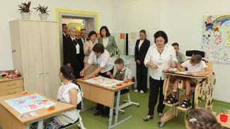Наталья Кочанова во время посещения Гомельского центра инклюзивной культуры