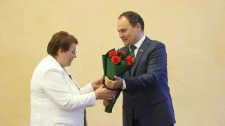 Премьер-министр Беларуси Роман Головченко награждает помощника министра жилищно-коммунального хозяйства Елену Дудинскую
