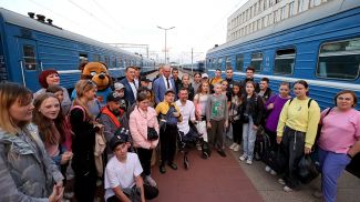 На отдых в Беларусь приехали 48 ребят из нескольких прифронтовых полуразрушенных городов Донбасса