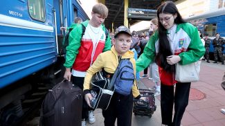 На отдых в Беларусь приехали 48 ребят из нескольких прифронтовых полуразрушенных городов Донбасса. 18 сентября 2023 года