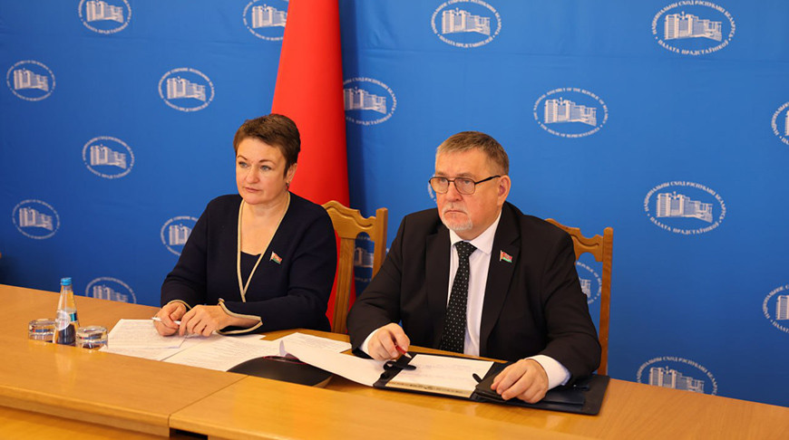 Людмила Макарина-Кибак и Геннадий Давыдько. Фото Палаты представителей