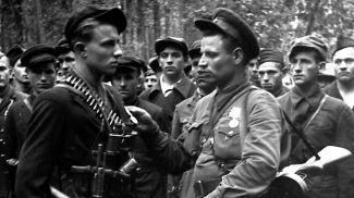 Комиссар партизанского отряда Ф.И.Лисович (справа) вручает медаль партизану-разведчику комсомольцу Николаю Кулакевичу, 1943 год