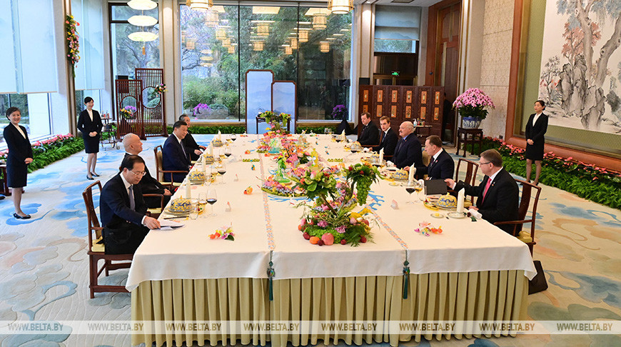Президент Беларуси Александр Лукашенко 4 декабря провел переговоры в Пекине с Председателем КНР Си Цзиньпином. По завершении переговоров лидеры стран обменялись подарками, после чего продолжили общение за рабочим обедом.