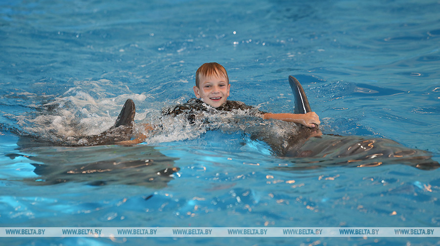 Во время дельфинотерапии для детей с аутизмом. Фото из архива