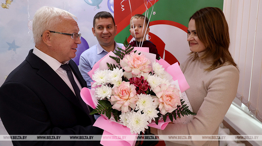 Председатель Витебского областного Совета депутатов Владимир Терентьев поздравляет семью Приставко