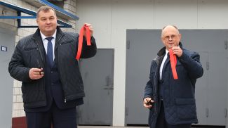 Дмитрий Петрожицкий и Олег Слинько во время открытия нового птичника