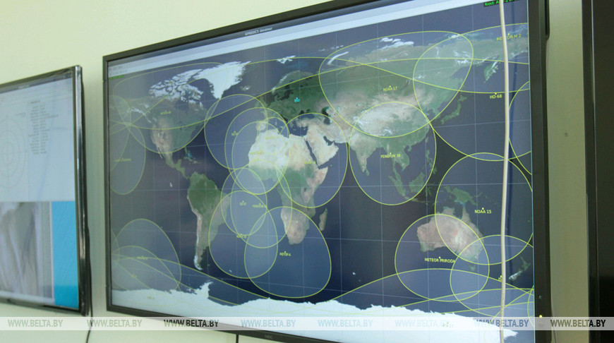Монитор, на котором отображается информация с действующих образовательных спутников. Фото из архива