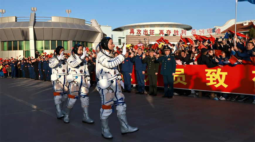 Китайские космонавты, выполняющие пилотируемую космическую миссию "Шэньчжоу-17". Фото Синьхуа