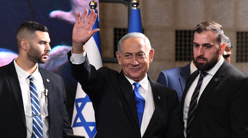 Биньямин Нетаньяху (в центре). Фото Синьхуа