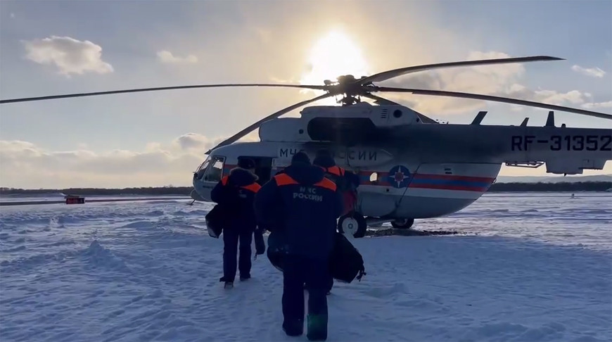 Спасатели МЧС России направляются на место аварийной посадки вертолета. Скриншот из видео МЧС России