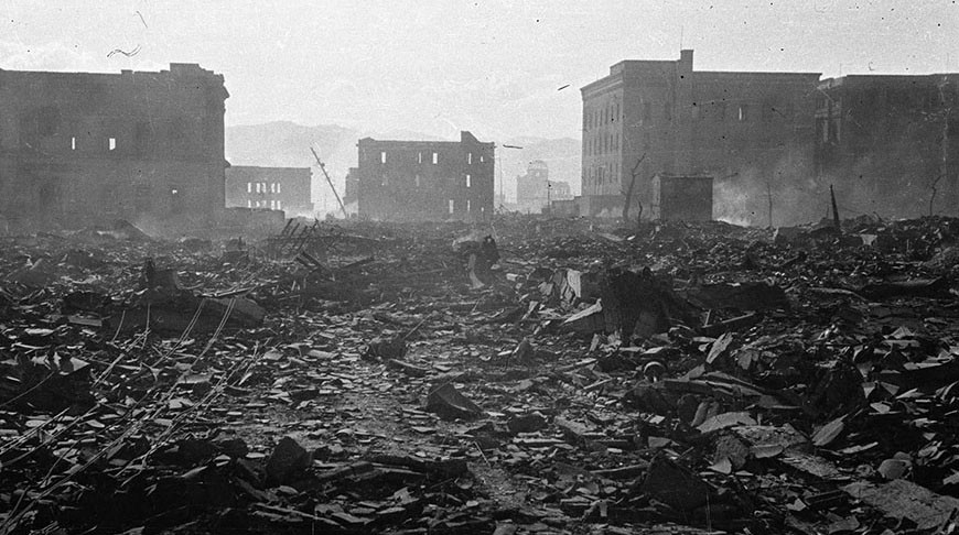 Через сутки после бомбардировки город все еще находился в дыму. Август 1945 года