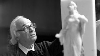 Народный художник СССР скульптор Заир Исаакович Азгур в мастерской. Фото из архива
