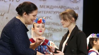 Член Союза журналистов России, член Международного союза писателей и деятелей искусств Ирина Пенюкова награждает победителей
