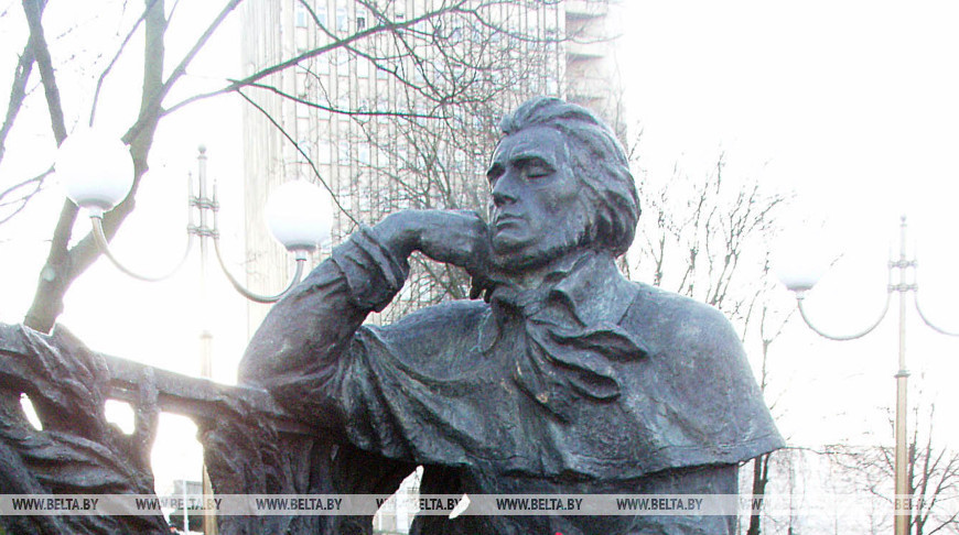 Памятник Адаму Мицкевичу. Фото из архива