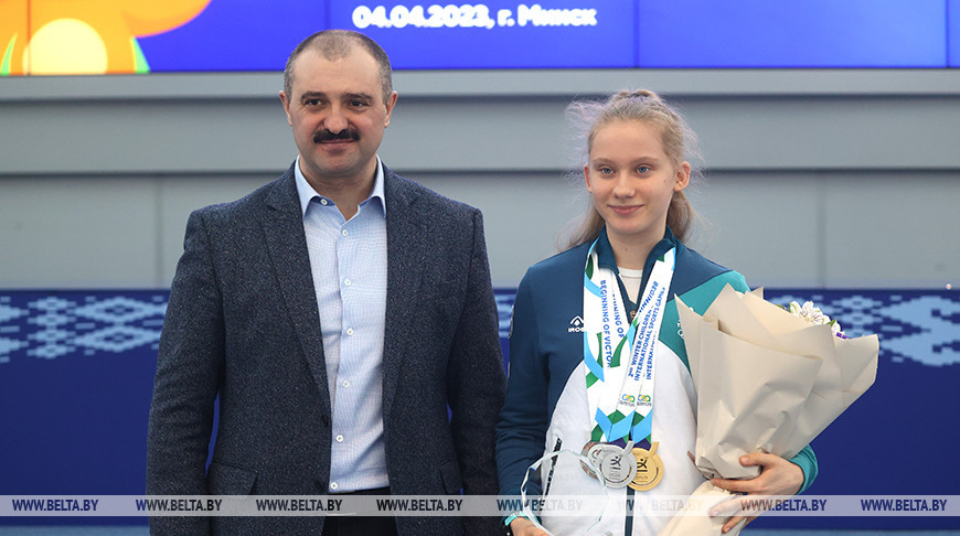 Президент НОК Беларуси Виктор Лукашенко и победитель и двукратный призер (конькобежный спорт) Полина Сивец во время чествования
