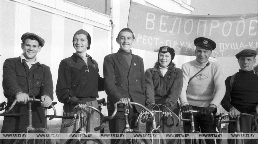 7 октября 1950 года. Группа участников велопробега Брестской молодежной спортивной школы