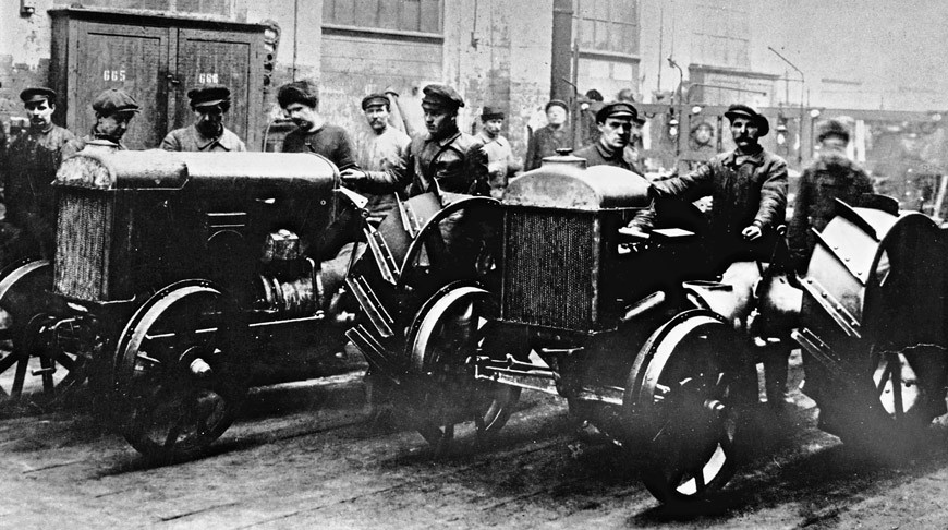 Февраль 1925 года. Первые тракторы завода "Красный путиловец". Фото БЕЛТА.