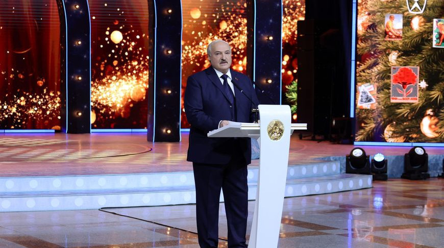 Александр Лукашенко во время приема от имени Президента Беларуси на старый Новый год