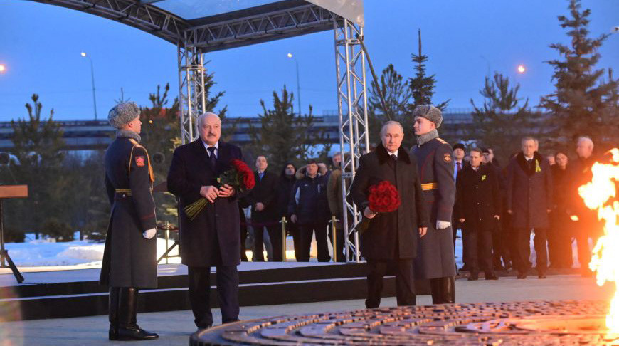 Александр Лукашенко и Владимир Путин во время церемонии открытия Мемориального комплекса в память о мирных жителях СССР - жертвах нацистского геноцида в годы Великой Отечественной войны
