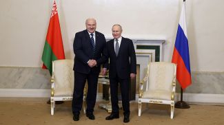 Александр Лукашенко и Владимир Путин во время переговоров в Константиновском дворце