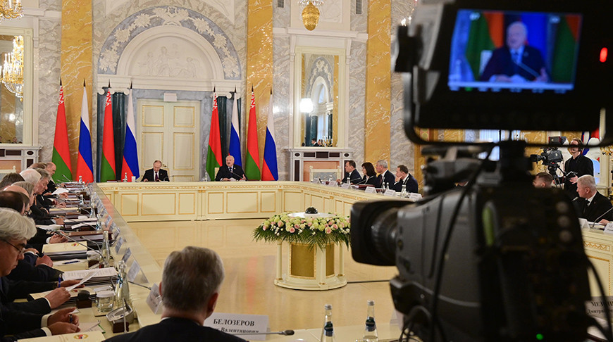 Александр Лукашенко и Владимир Путин во время заседания Высшего госсовета Союзного государства