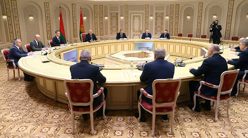 Александр Лукашенко во время встречи с губернатором Брянской области России Александром Богомазом