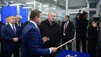 Александр Лукашенко во время посещения Гомельского производственного объединения &quot;Кристалл&quot; - управляющая компания холдинга &quot;КРИСТАЛЛ-ХОЛДИНГ&quot;, ноябрь 2023 года