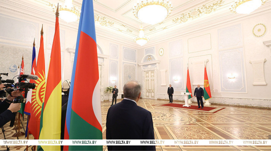 Александр Лукашенко во время принятия верительных грамот послов восьми зарубежных стран