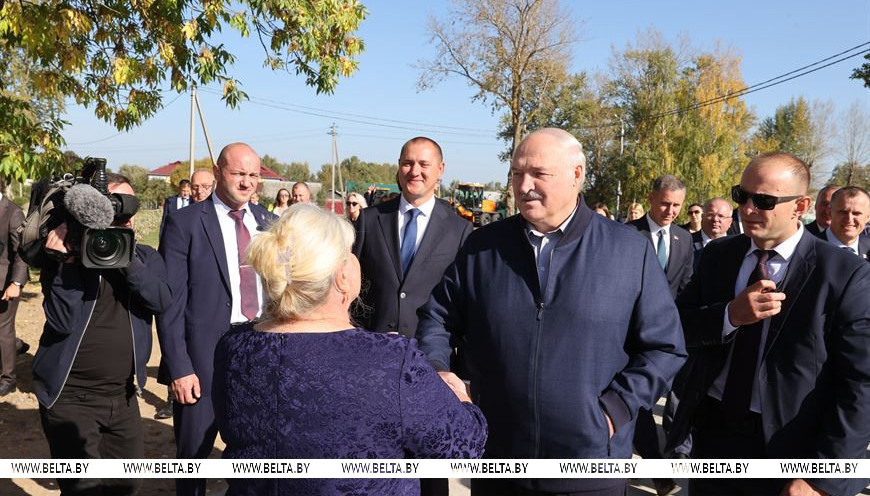 Александр Лукашенко во время посещения агрогородка Вишов Белыничского района, сентябрь 2023 года