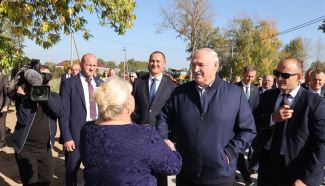 Александр Лукашенко во время посещения агрогородка Вишов Белыничского района, сентябрь 2023 года