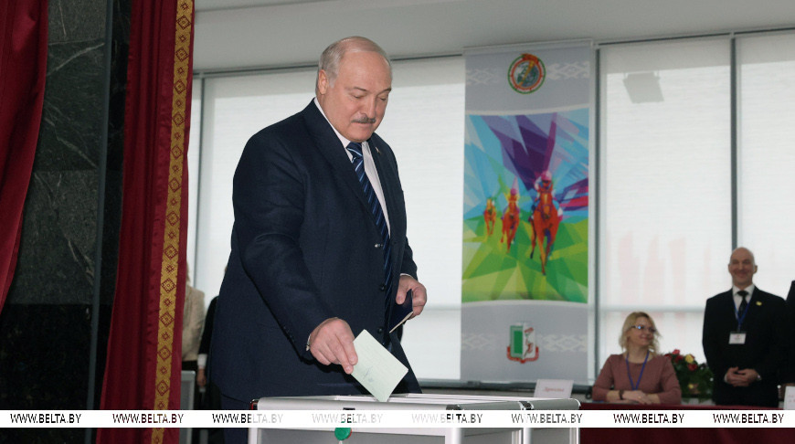 Александр Лукашенко во время голосования на выборах депутатов Палаты представителей Национального собрания и местных советов