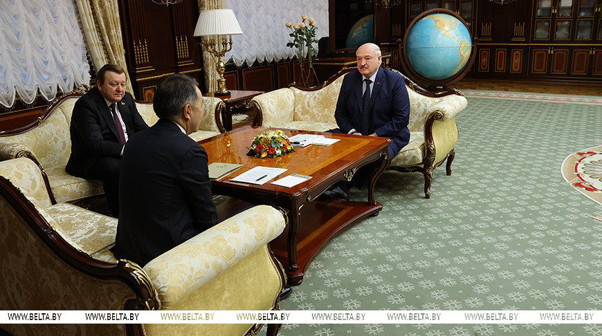 Александр Лукашенко во время встречи с председателем Коллегии Евразийской экономической комиссии Бакытжаном Сагинтаевым