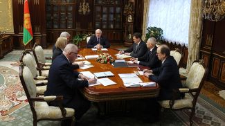 Александр Лукашенко во время совещания по вопросам организации работы Палаты представителей Национального собрания Республики Беларусь