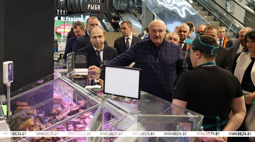 Александр Лукашенко посетил фермерский экорынок, расположенный на площадях торгового комплекса "Валерьяново" в Минском районе, май 2021 года