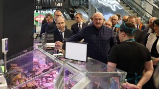 Александр Лукашенко посетил фермерский экорынок, расположенный на площадях торгового комплекса &quot;Валерьяново&quot; в Минском районе, май 2021 года