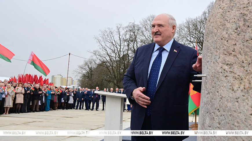Александр Лукашенко во время торжественной церемонии закладки капсулы с посланием будущим поколениям на месте строительства новой городской больницы в Гродно