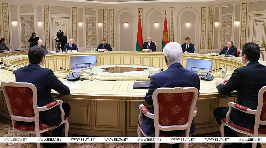 Александр Лукашенко во время встречи с губернатором Орловской области Российской Федерации Андреем Клычковым