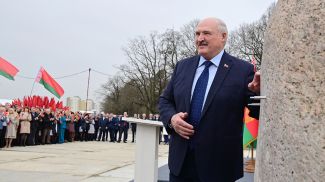 Александр Лукашенко во время торжественной церемонии закладки капсулы с посланием будущим поколениям на месте строительства новой городской больницы в Гродно