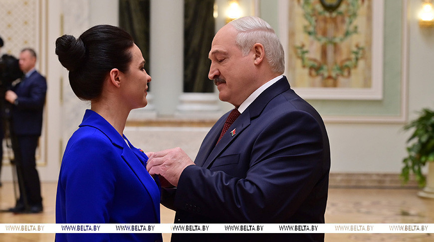 Александр Лукашенко во время присвоения звания Героя Беларуси Марине Василевской