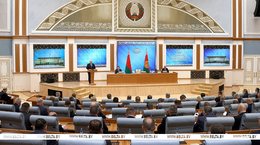Александр Лукашенко во время большого совещания по промышленности