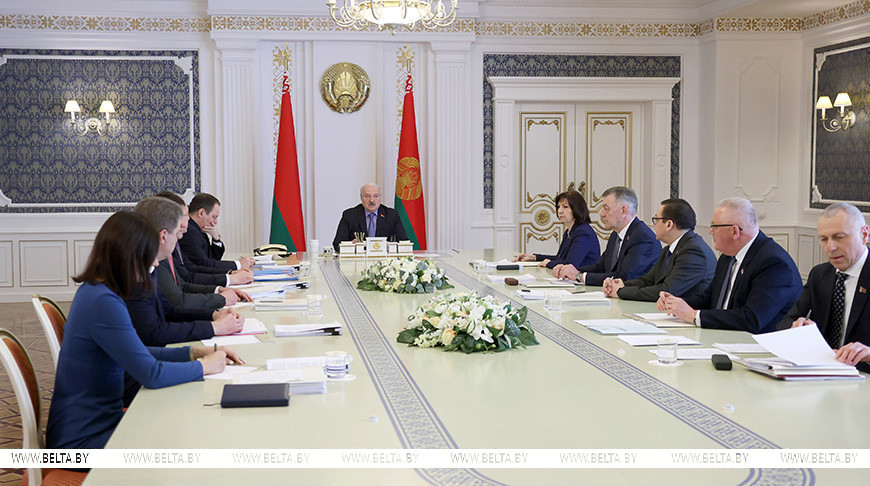 Александр Лукашенко во время совещания по вопросам подготовки первого заседания VII Всебелорусского народного собрания