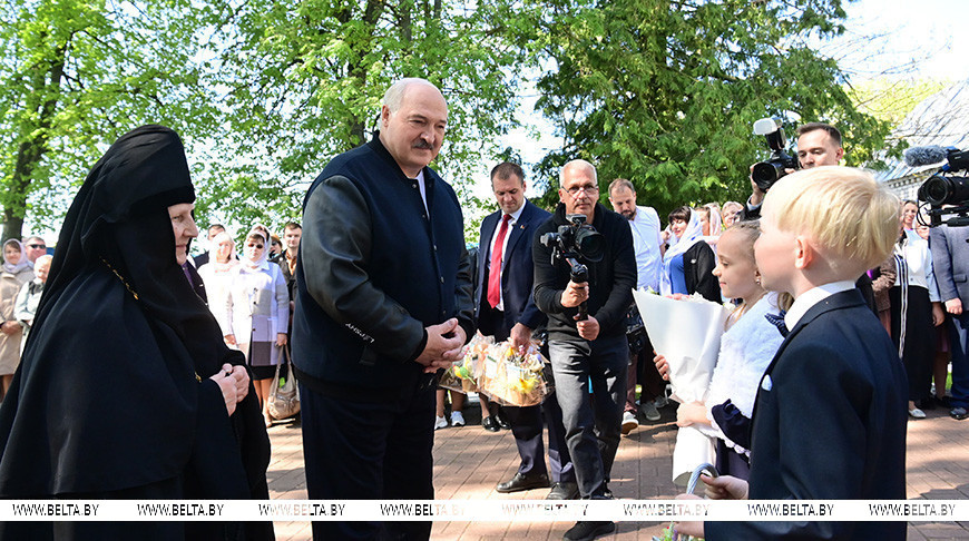 Александр Лукашенко во время посещения Свято-Ильинского храма