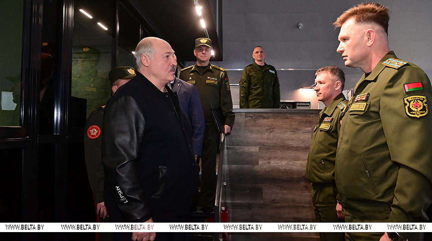 Александр Лукашенко во время посещения ЦКП ВВС и войск ПВО