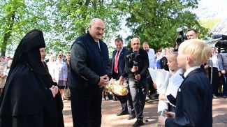 Александр Лукашенко во время посещения Свято-Ильинского храма