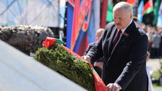 Александр Лукашенко во время церемонии возложения венков к монументу Победы, май 2022 года