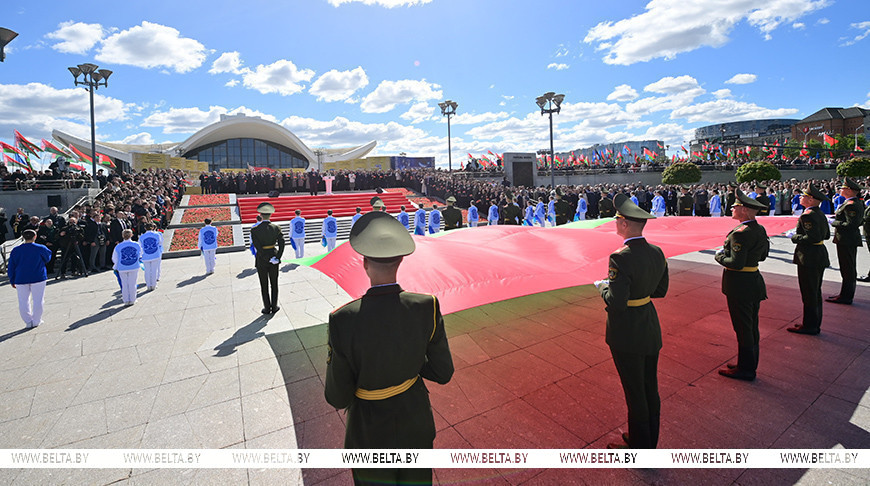 Александр Лукашенко во время торжественной церемонии чествования государственных символов в День Государственного флага, Государственного герба и Государственного гимна
