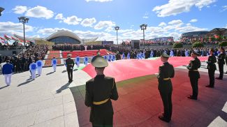 Александр Лукашенко во время торжественной церемонии чествования государственных символов в День Государственного флага, Государственного герба и Государственного гимна
