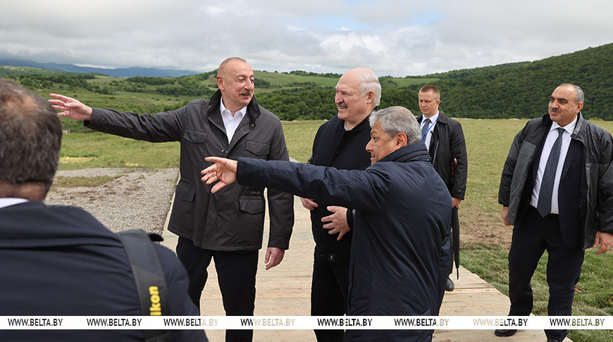 Александр Лукашенко и Ильхам Алиев во время посещения возрождаемых территорий Азербайджана